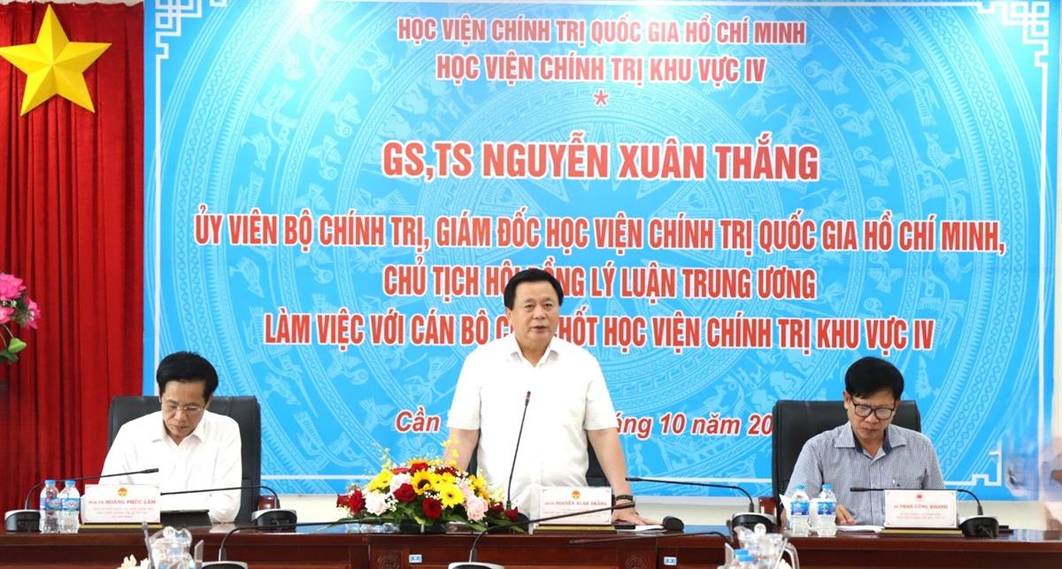 GS.TS Nguyễn Xuân Thắng - Ủy viên Bộ Chính trị, Giám đốc Học viện Chính trị quốc gia Hồ Chí Minh, Chủ tịch Hội đồng lý luận trung ương làm việc với cán bộ chủ chốt Học viện Chính trị khu vực IV