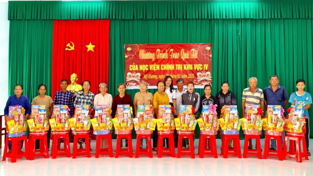 Đoàn công tác Học viện Chính trị khu vực IV tặng 70 phần quà cho các hộ nghèo thuộc xã Mỹ Hương, huyện Mỹ Tú, tỉnh Sóc Trăng