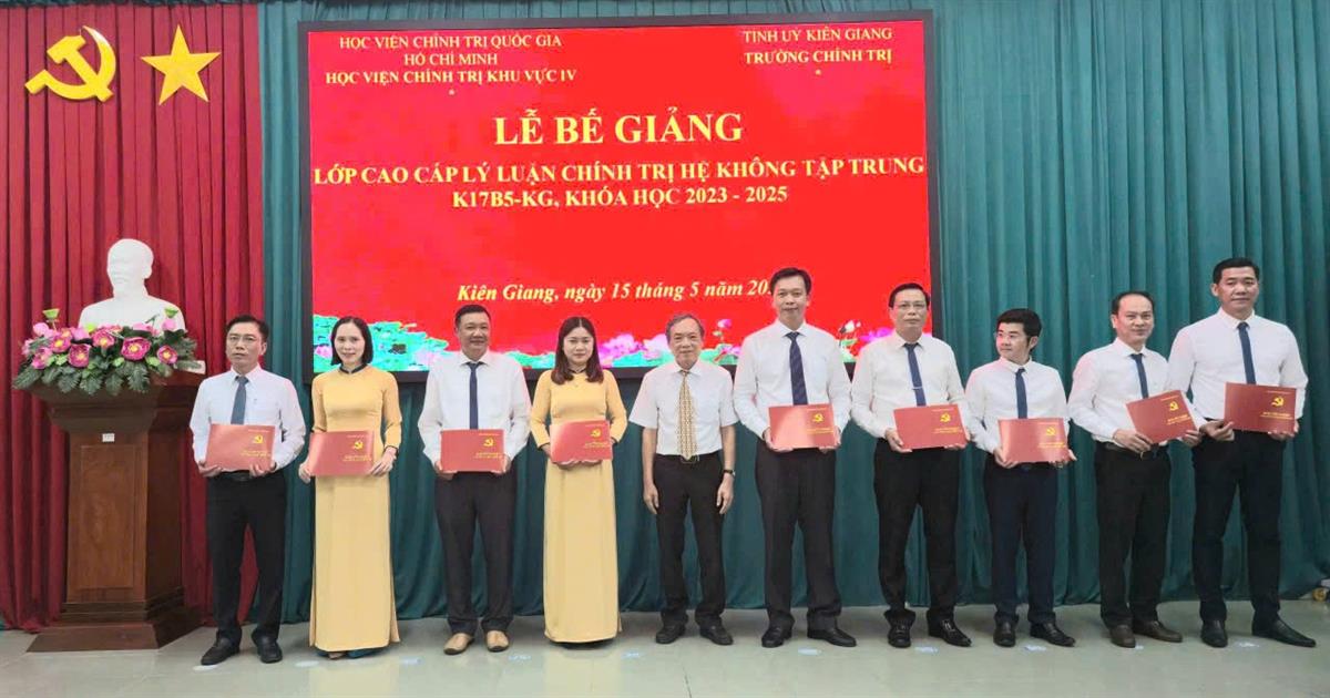 Bế giảng lớp Cao cấp lý luận chính trị hệ không tập trung tại tỉnh Kiên Giang